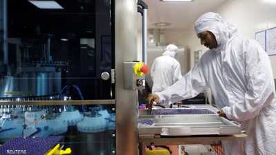عامل صحة يرتب قوارير عينات للكشف عن الملاريا في مختبر هندي