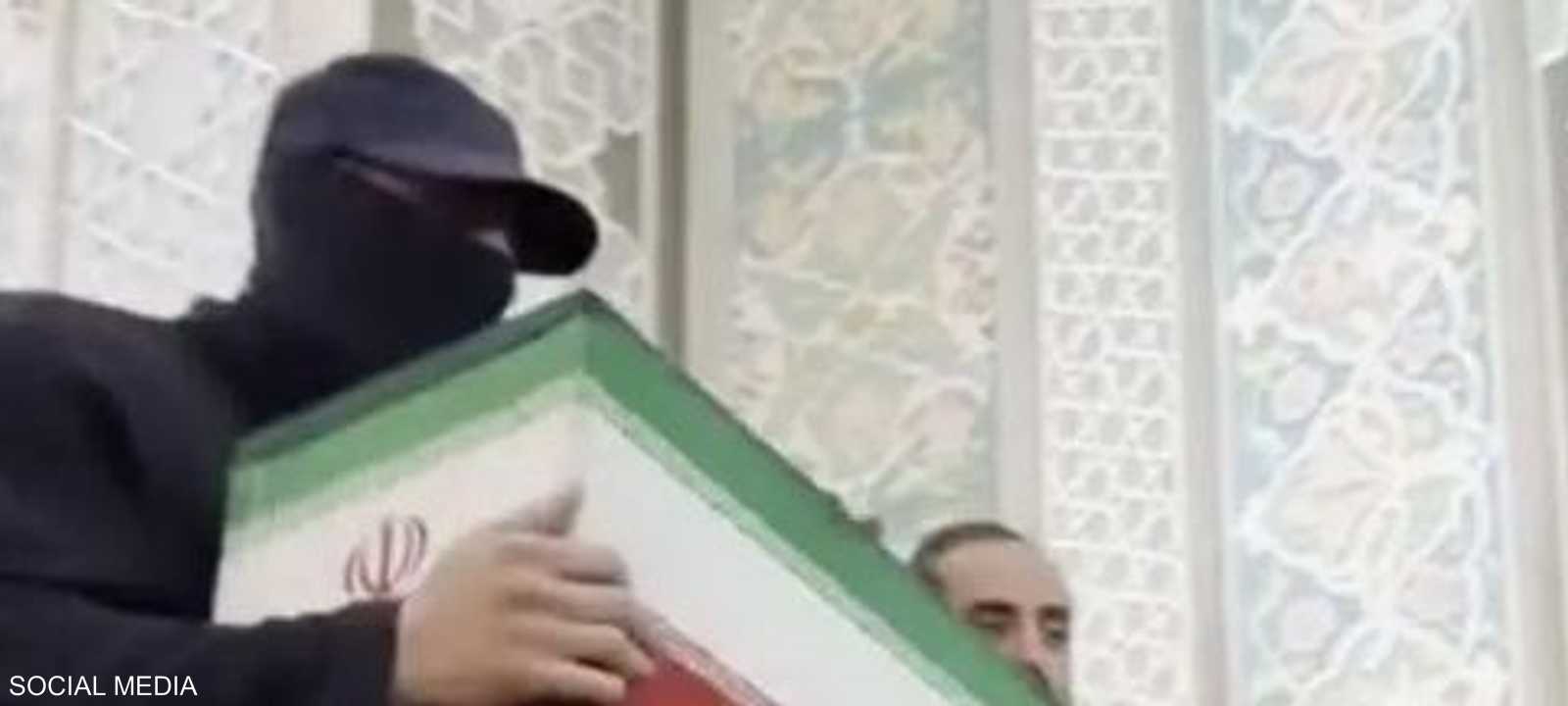 الرجل المقنّع في جنازة خامنئي