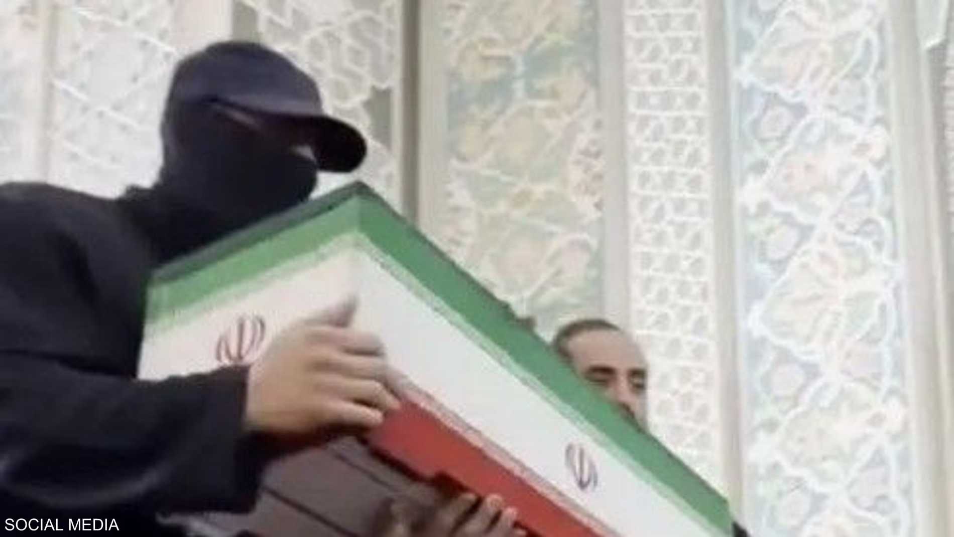 بعد تكهنات.. كشف هوية الرجل المقنّع في جنازة خامنئي 