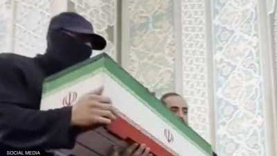 بعد تكهنات.. كشف هوية الرجل المقنّع في جنازة خامنئي