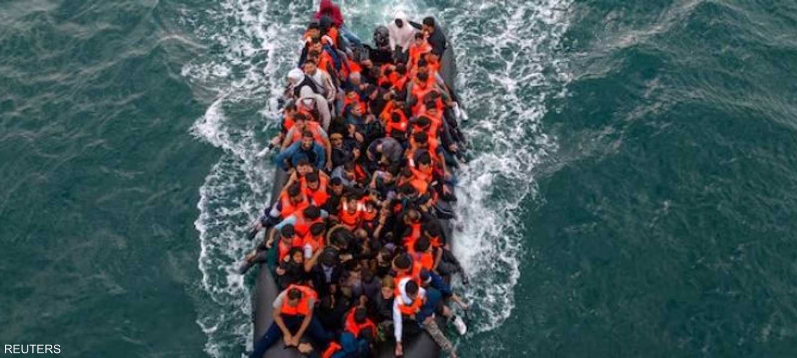 قارب مطاطي يحمل مهاجرين نحو إنجلترا