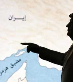 نموذج مصغر ثلاثي الأبعاد يصور ترامب وخريطة تظهر مضيق هرمز