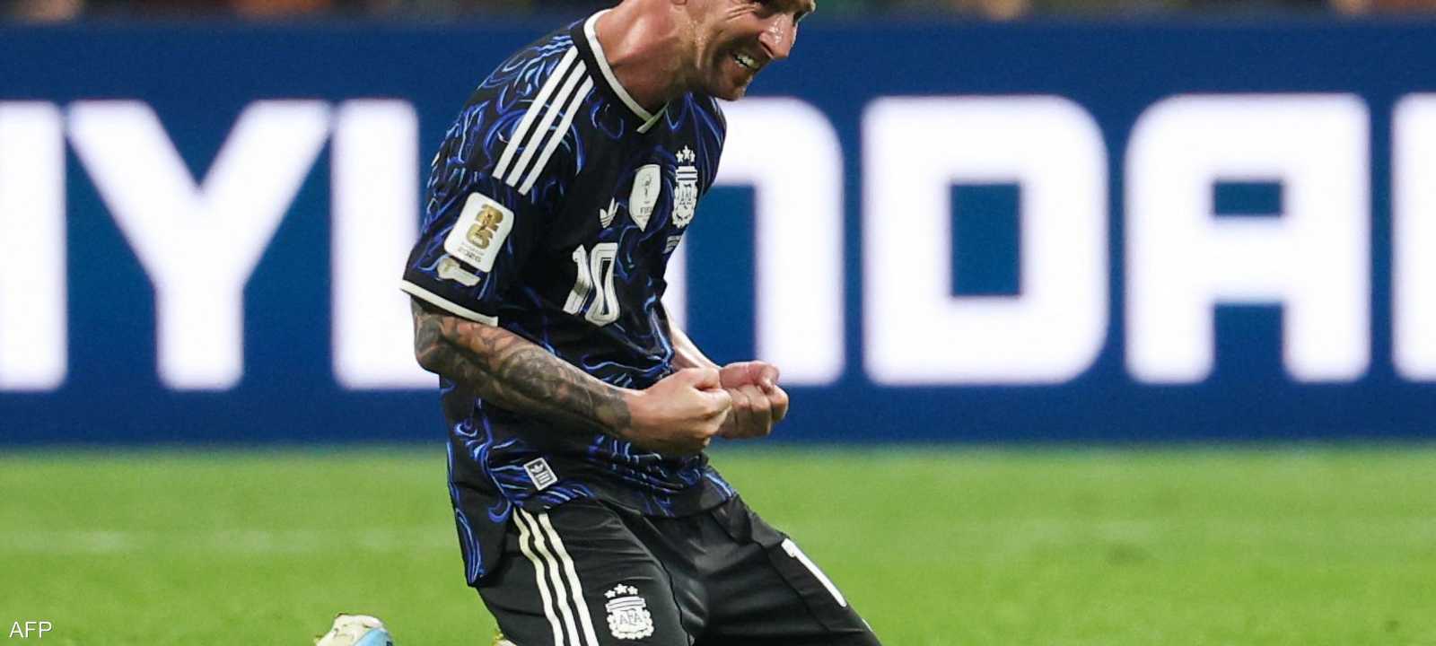ميسي يحتفل في أرض الملعب بعد تخطي إنجلترا