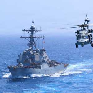 مدمرة دونالد كوك (DDG 75) ومروحية أم إتش-60 إس سي هوك