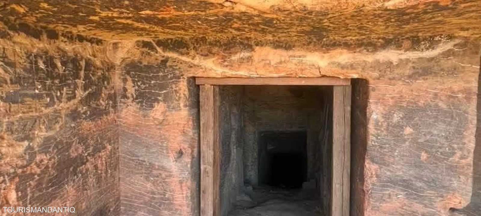 اكتشاف 3 مقابر صخرية تعود إلى عصر الدولة الحديثة في مصر