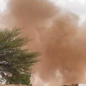 تصاعد دخان أصفر كثيف إثر إلقاء قنابل من طائرة