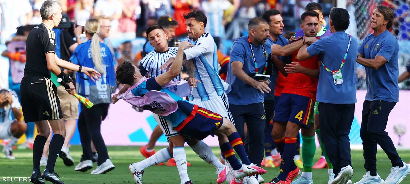 اشتباكات بين لاعبي الأرجنتين وإسبانيا بعد نهائي المونديال