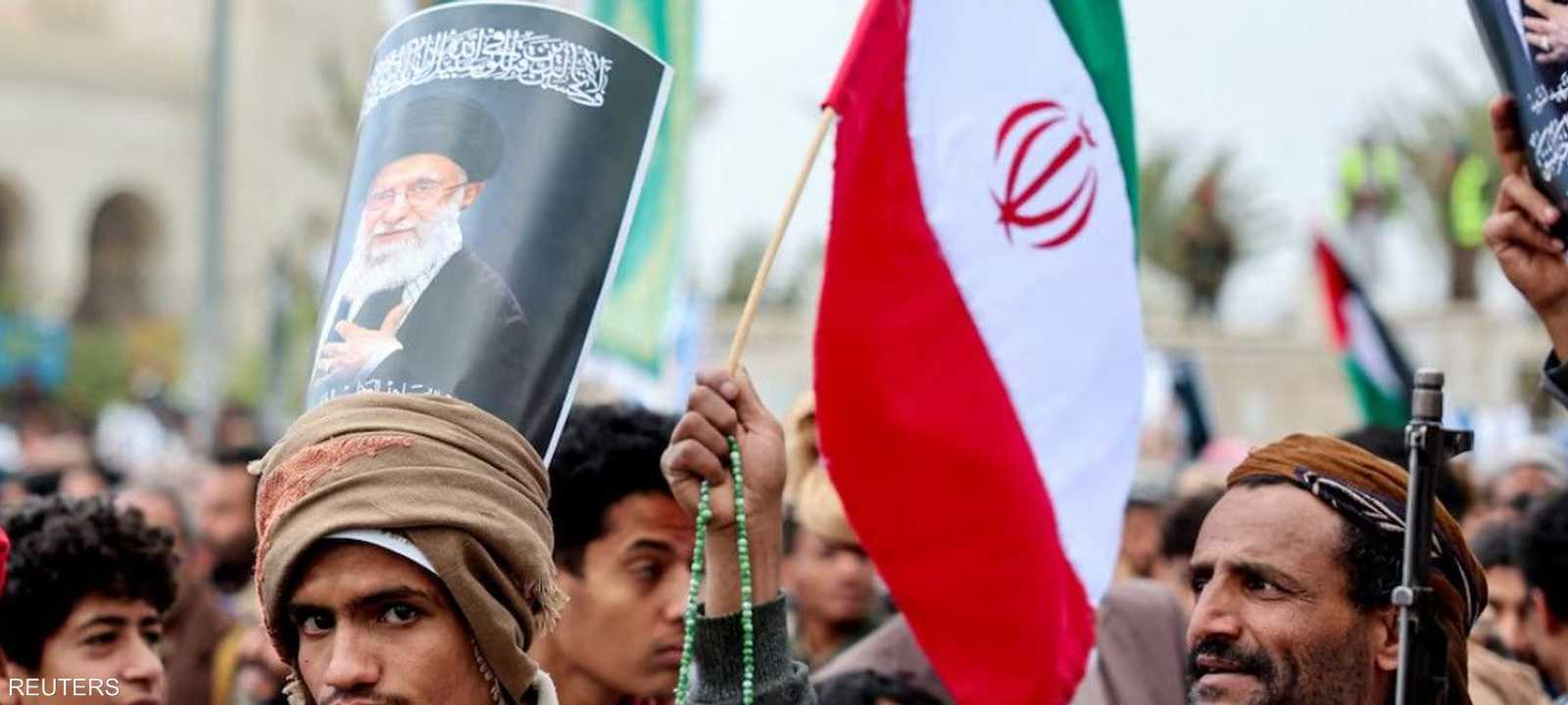 متظاهر يحمل صورة خامنئي خلال مظاهرة للحوثيين في صنعاء