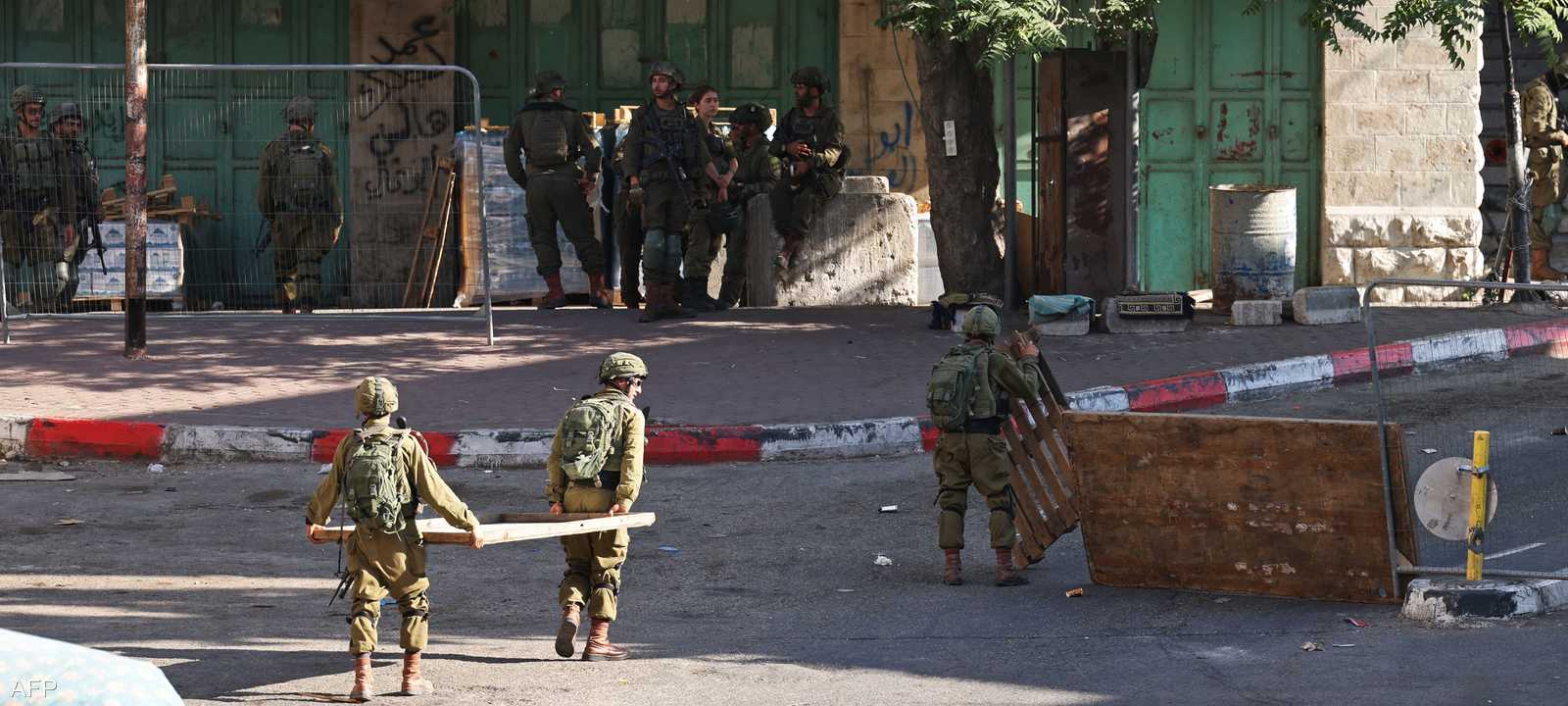 تضمنت القرارات فصل محاور الحركة والتنقل وإقامة الحواجز