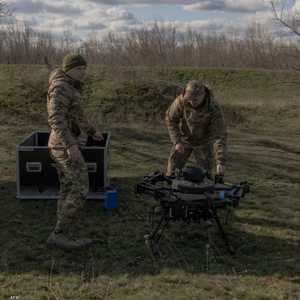 أرشيفية لجنود أوكرانيين مع مسيّرة