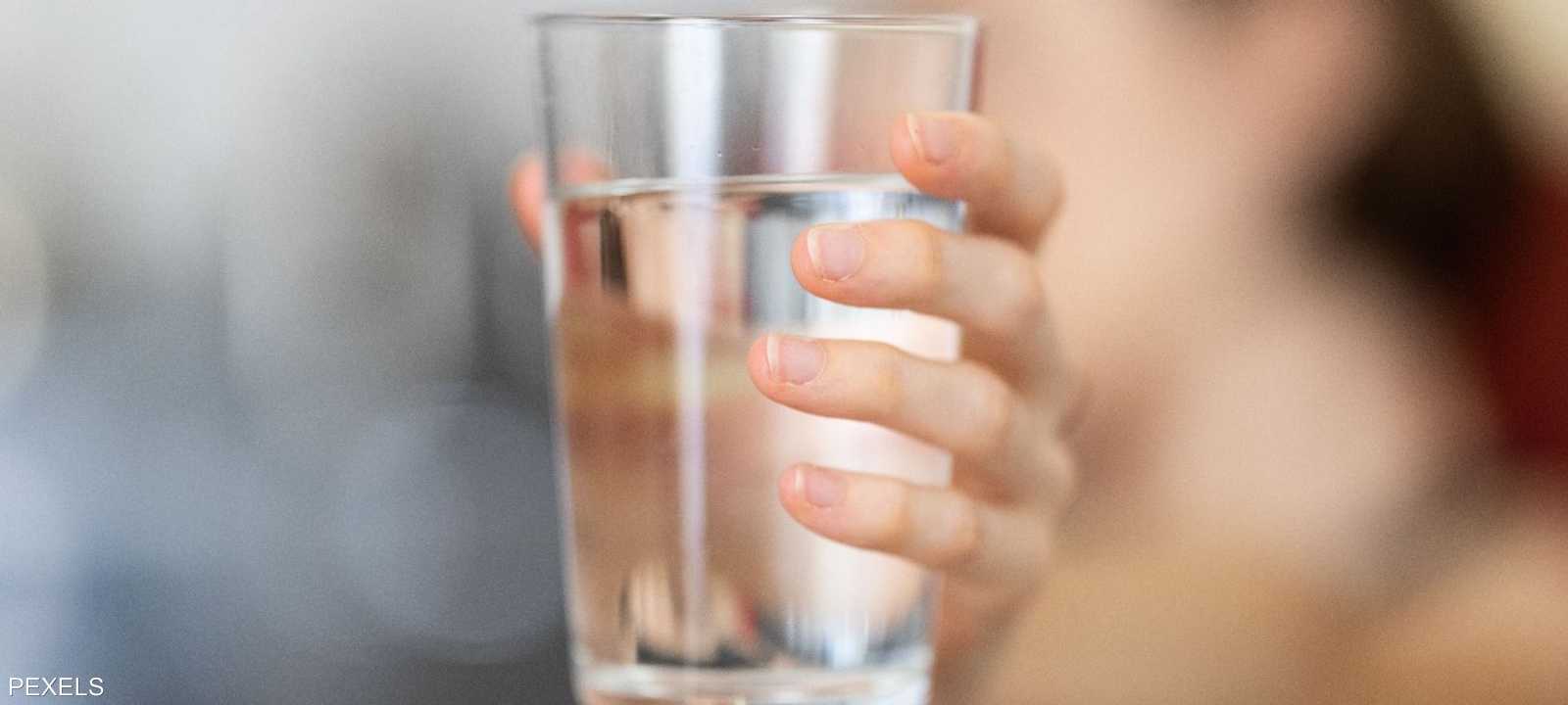 ينصح بشرب نحو 2.5 إلى 3 لترات من السوائل يوميا
