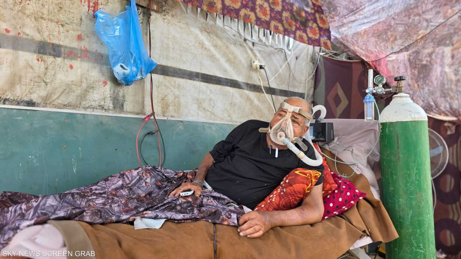 الحاج فتحي يعيش اليوم في خيمة وسط ظروف معيشية قاسية