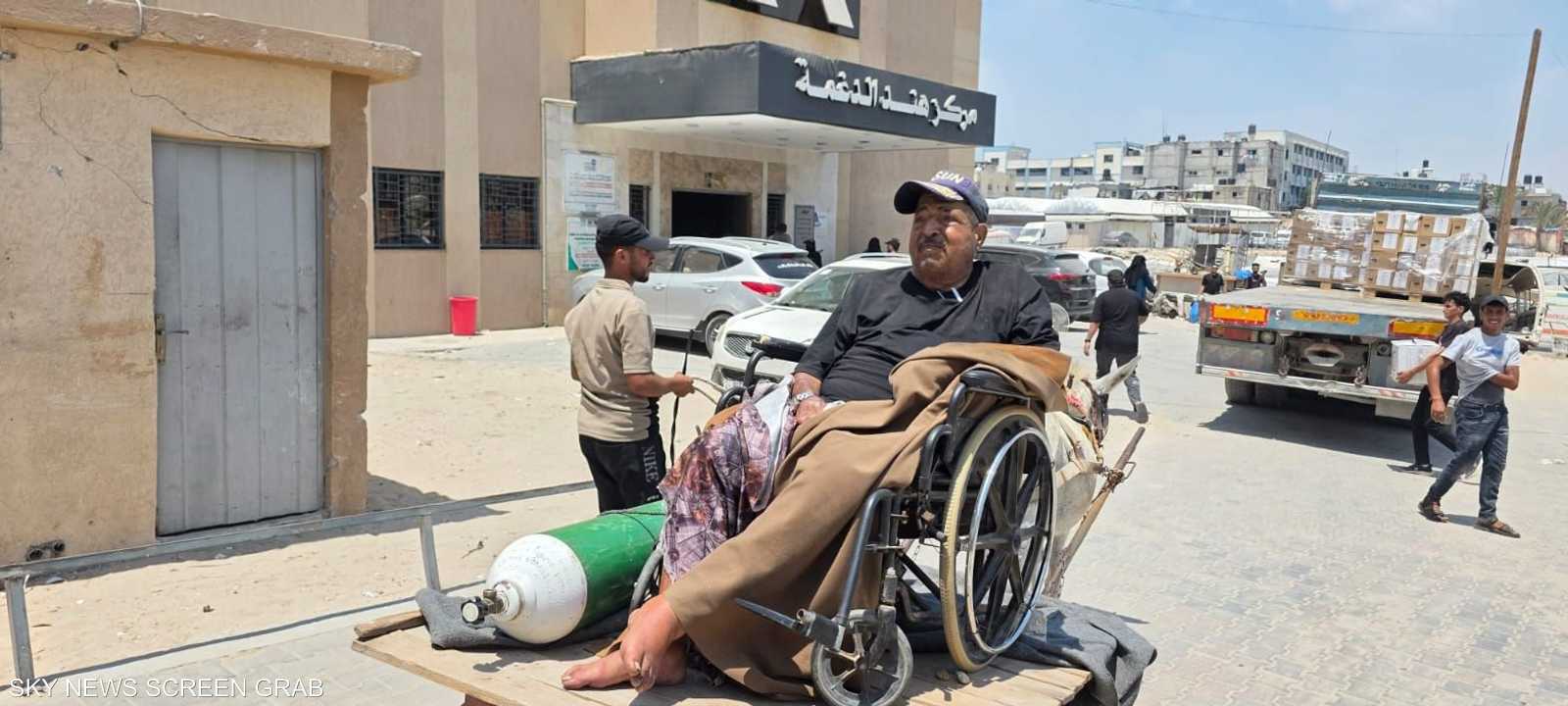 مسن فلسطيني يصارع المرض على عربة بدائية