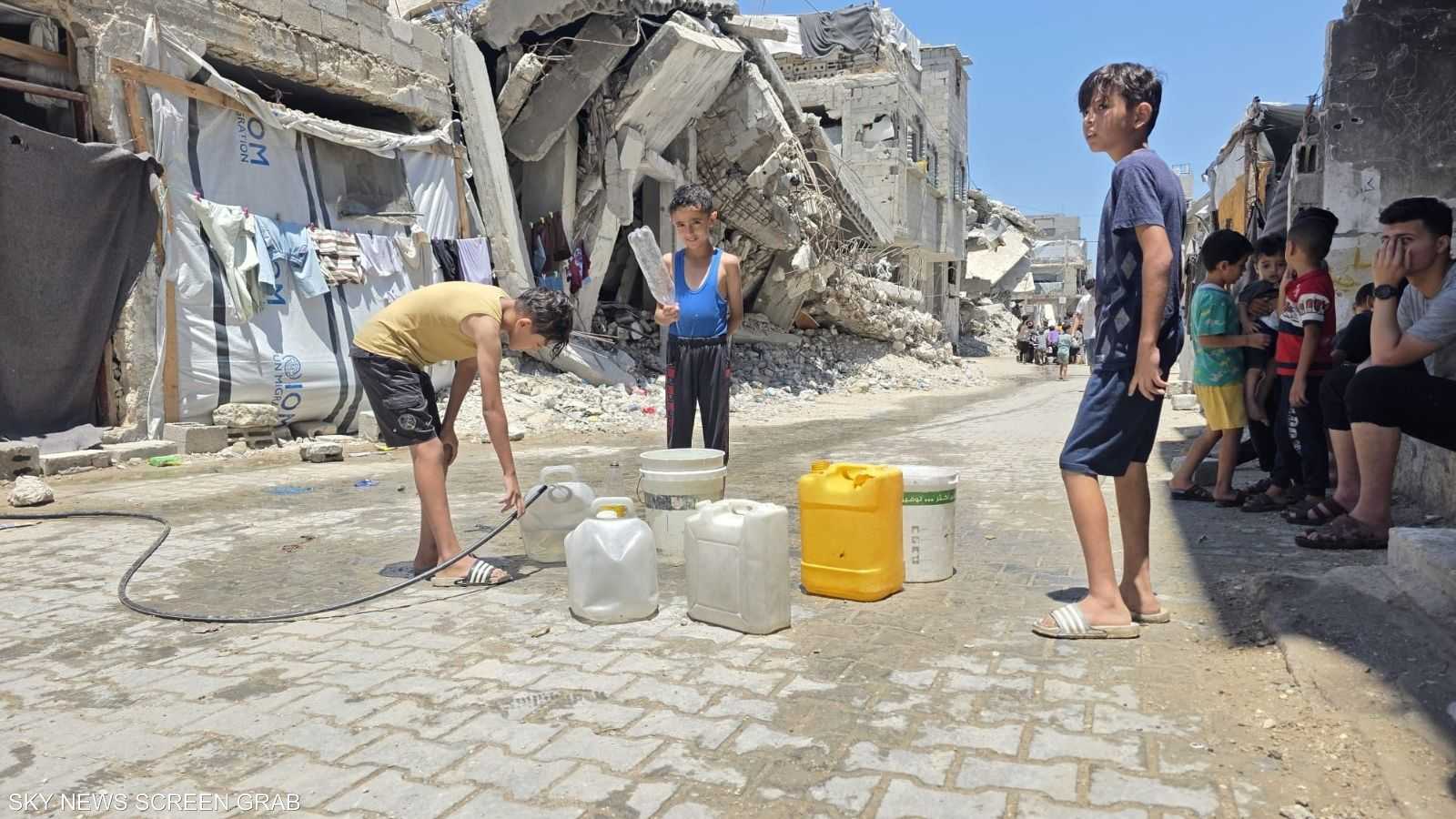 رحلة شاقة للحصول على الماء في غزة