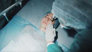 مؤثرة تركية تحذر من بيع الوهم في عيادات التجميل