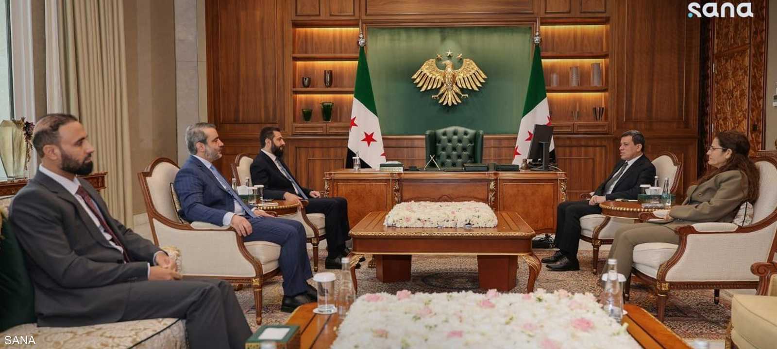 الرئيس السوري أحمد الشرع أثناء استقباله لمظلوم عبدي