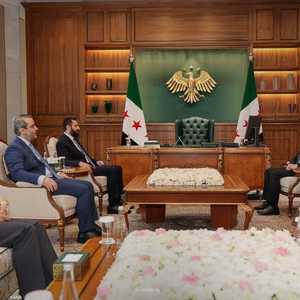 الرئيس السوري أحمد الشرع أثناء استقباله لمظلوم عبدي
