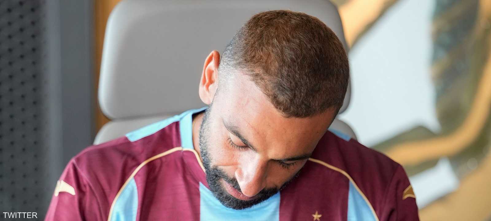 صلاح يوقع على العقد مع طرابزون