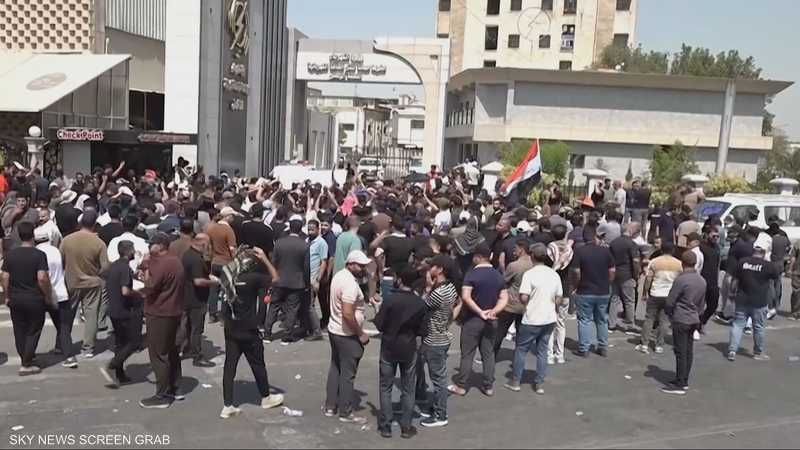 احتجاجات في محافظات عراقية عديدة بسبب تأخر الرواتب
