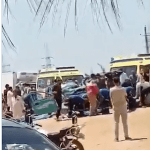 الحادث ناجم عن انقلاب شاحنة صغيرة تقل عمالا