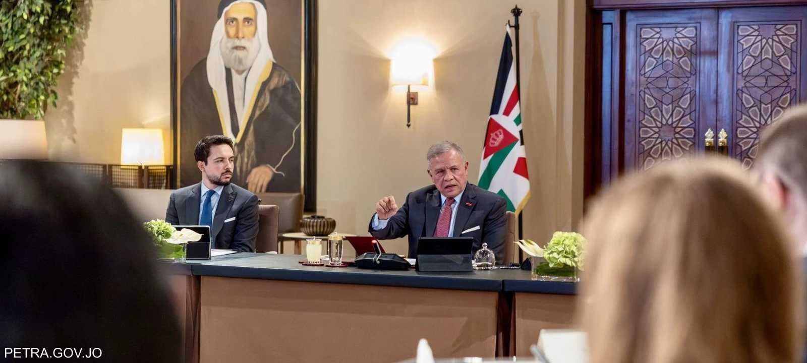 العاهل الأردني خلال استقباله وفدا من الكونغرس بقصر الحسينية