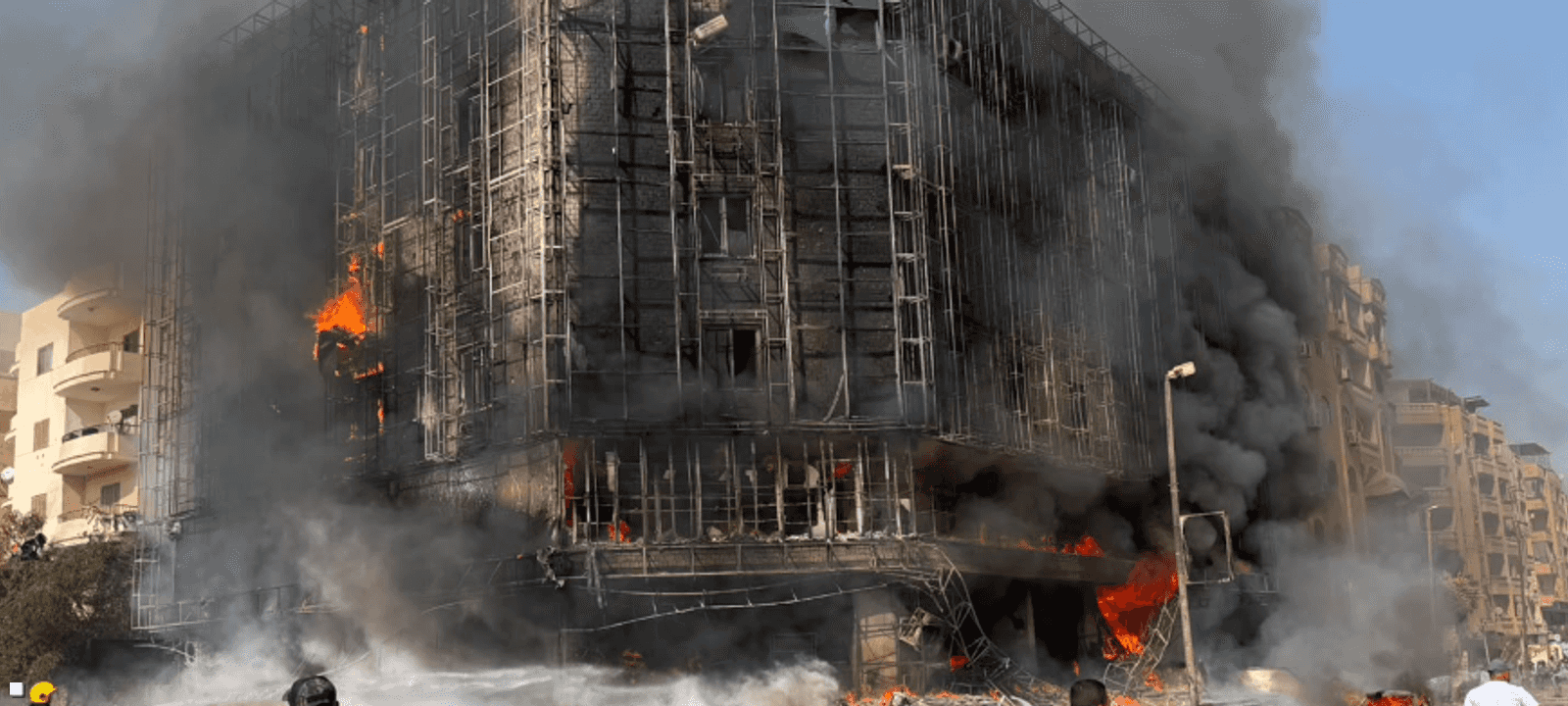 التهمت النيران أجزاء كبيرة من الوحدات السكنية والمحلات