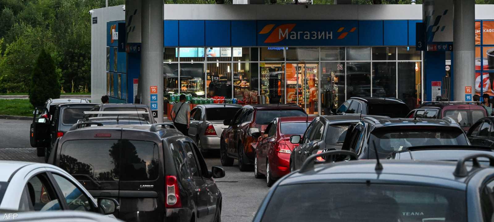 يتناول كثيرون الطعم في محطات الوقود أثناء السفر