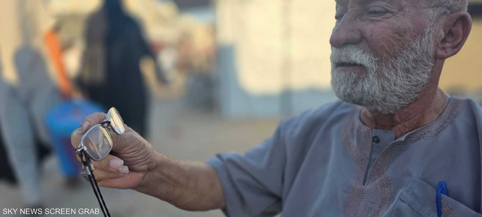 في عمر 71 عاما أصبح المشي يتطلب مرافقا بسبب ضعف بصره