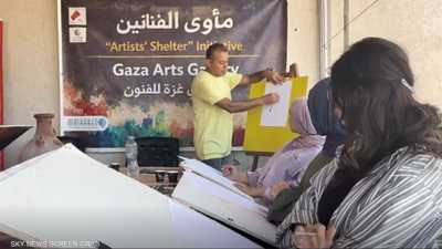 غزة.. فنان يحوّل مرسمه إلى مأوى يجمع الفنانين