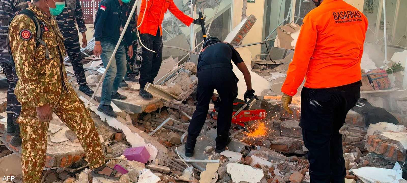 جهود مكثفة لرجال الإنقاذ بحثا عن مفقودين تحت الأنقاض