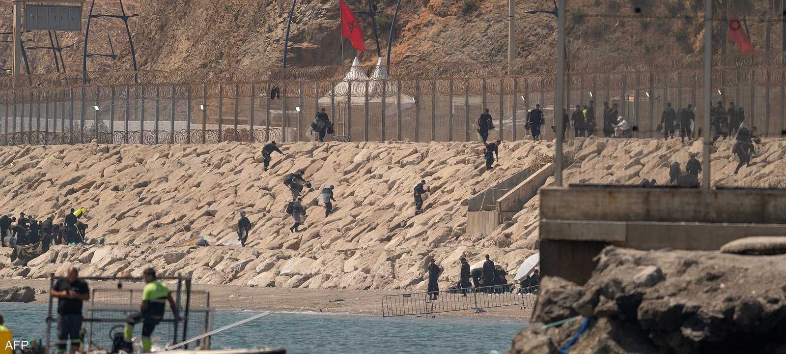 جنود مغاربة يقفون عند السياج الفاصل بين المغرب وجيب سبتة