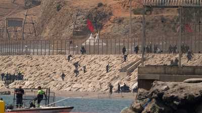 جنود مغاربة يقفون عند السياج الفاصل بين المغرب وجيب سبتة