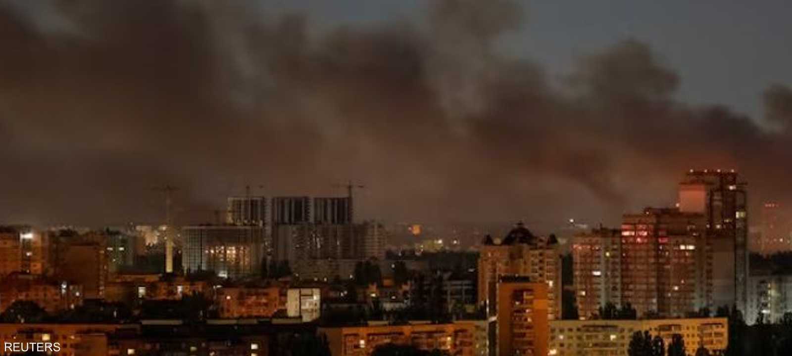 دخان يتصاعد في الأفق جراء هجوم روسي استهدف كييف (أرشيفية)