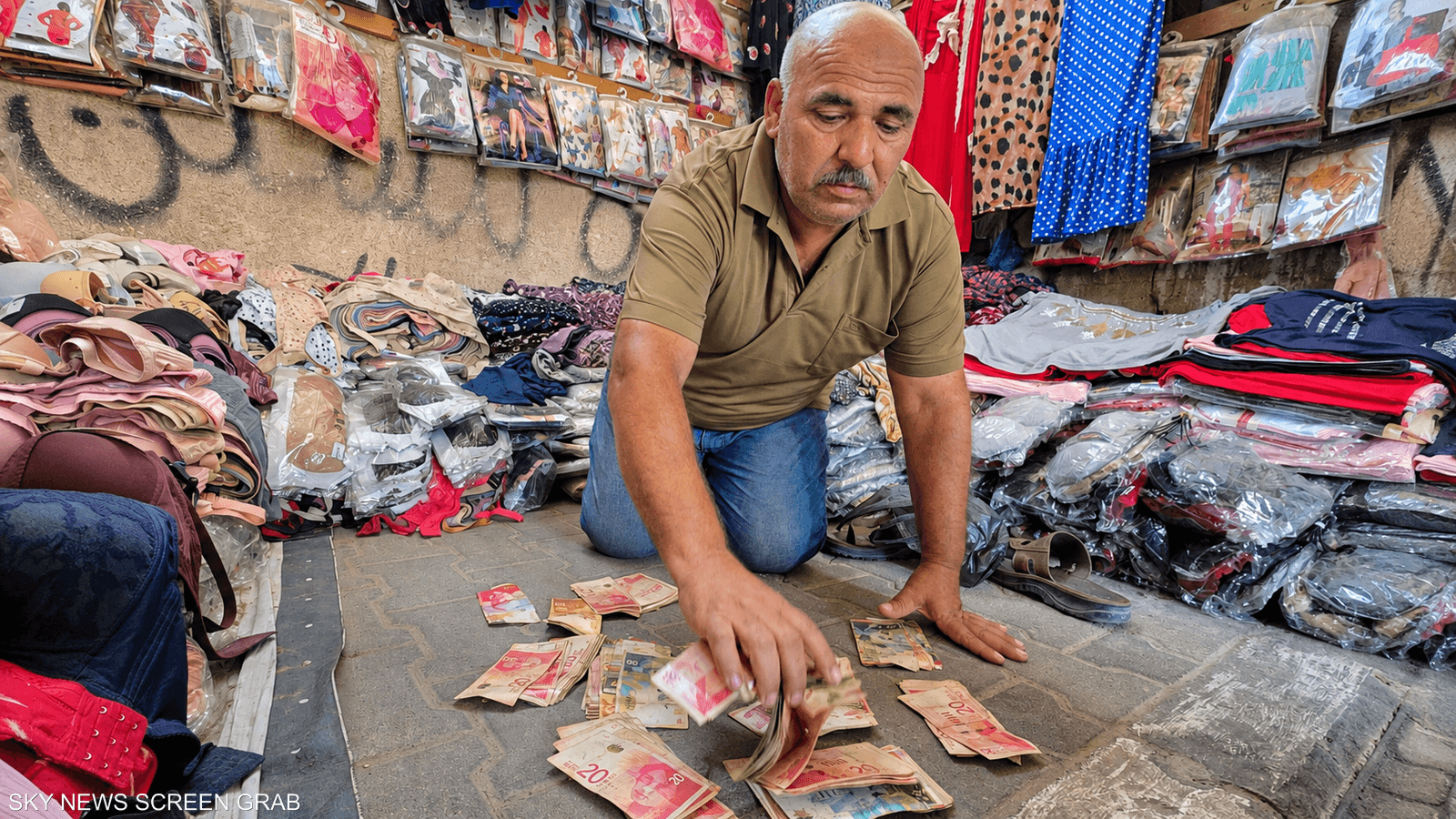 نقود بلا قيمة.. الغزيون عالقون بين الورق والرقمنة