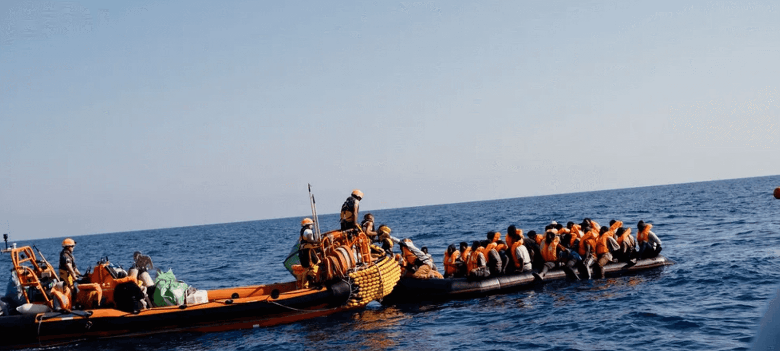 3 أيام في البحر.. إنقاذ 55 مهاجرا بينهم أطفال ونساء