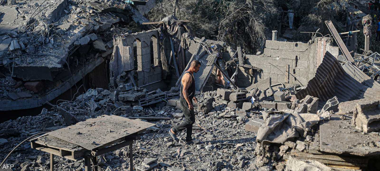 أنقاض مبانٍ دُمِّرت جراء هجمات عسكرية إسرائيلية في دير البلح