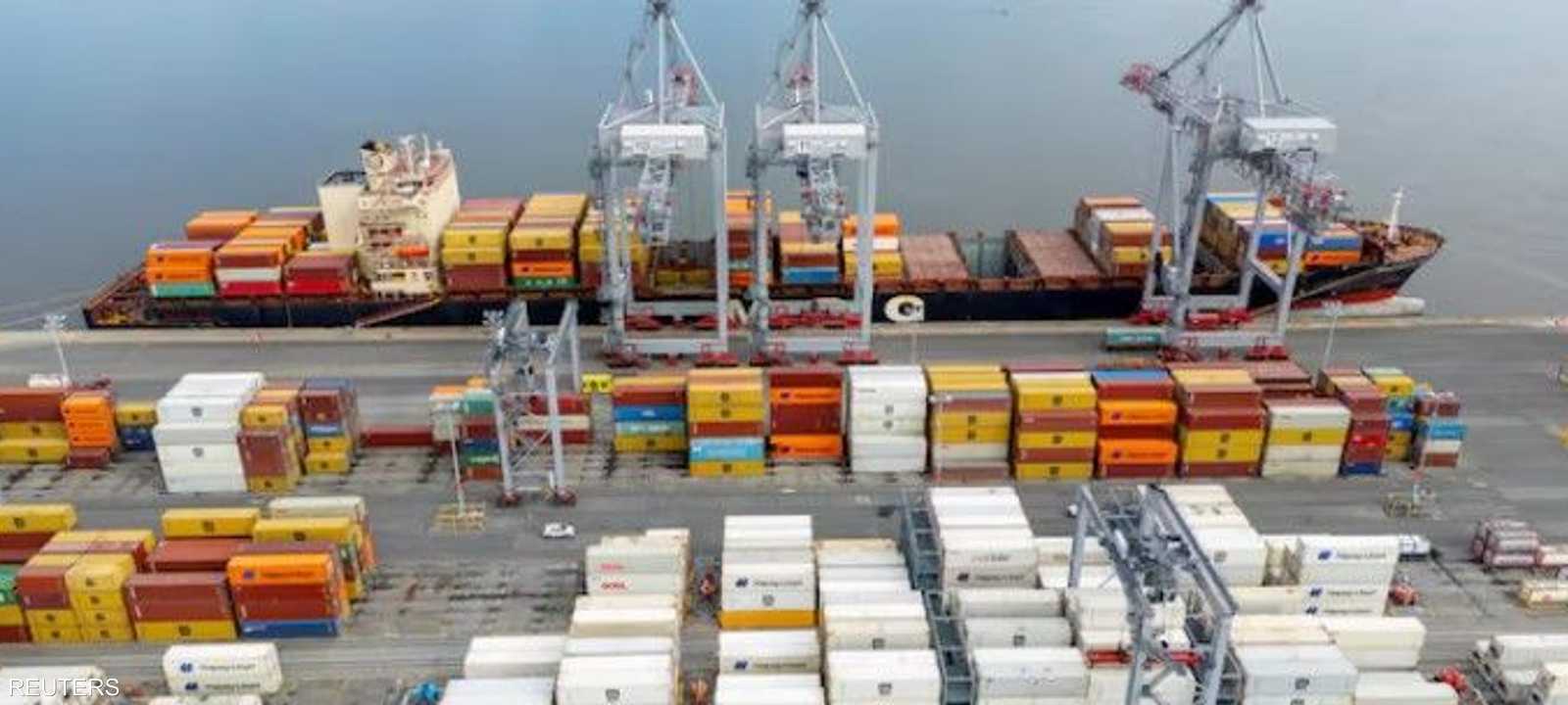 حاويات الشحن في ميناء مونتريال بكندا
