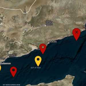موقع السفينة التي سيطر عليها المسلحون الخميس (أقصى اليمين)