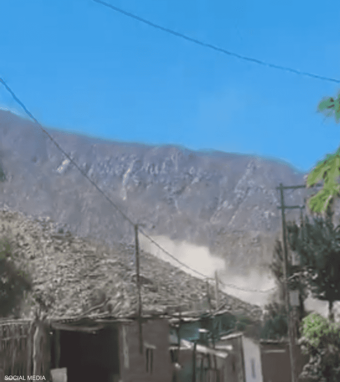 لحظة وقوع الزلزال في منطقة جبلية