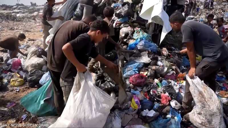 بحث في نفايات غزة عن وقود لطهي الطعام