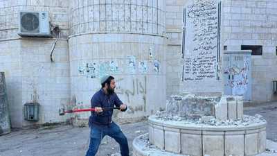 فيديو.. عضو كنيست يشارك مستوطنين تحطيم نصب تذكاري فلسطيني