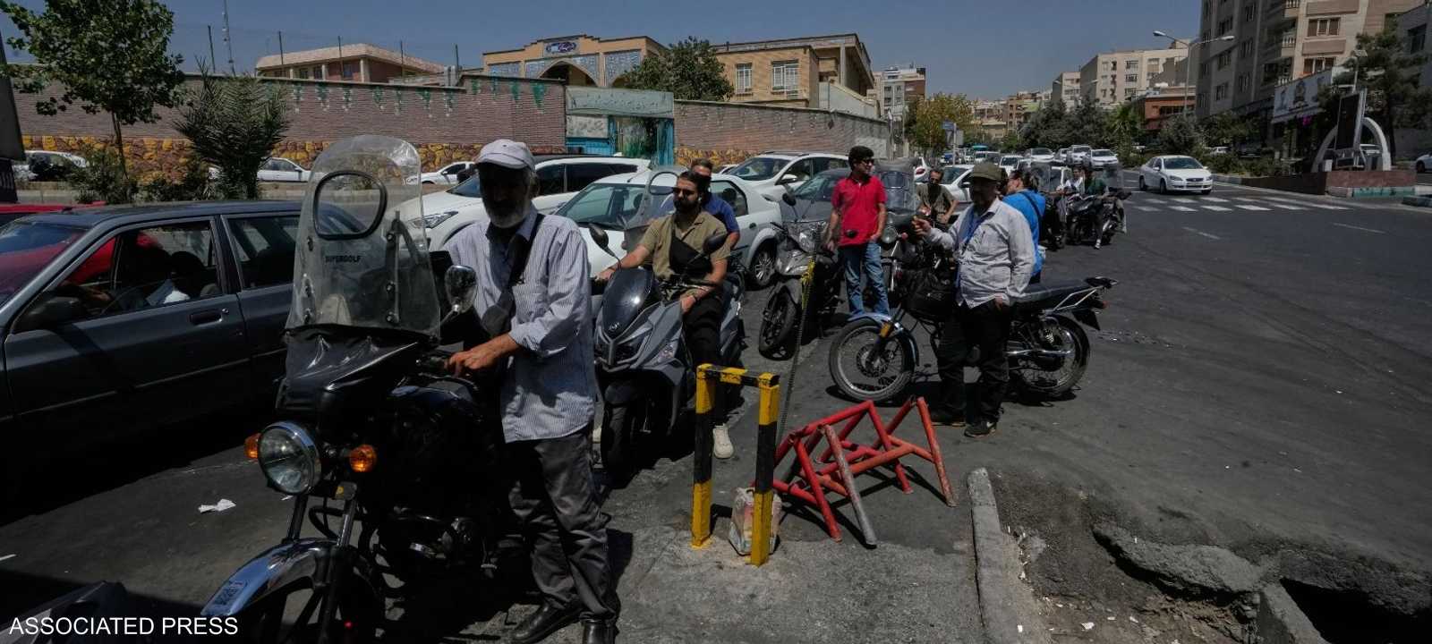 حدث مسؤولون إيرانيون عن احتمال خفض الدعم الكبير للوقود
