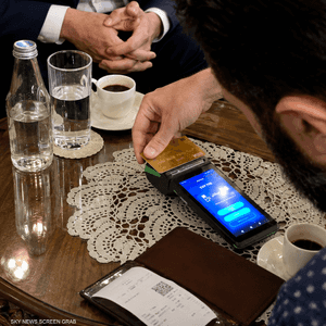 بطاقة في قلب دمشق.. سوريا تختبر طريق العودة المالية