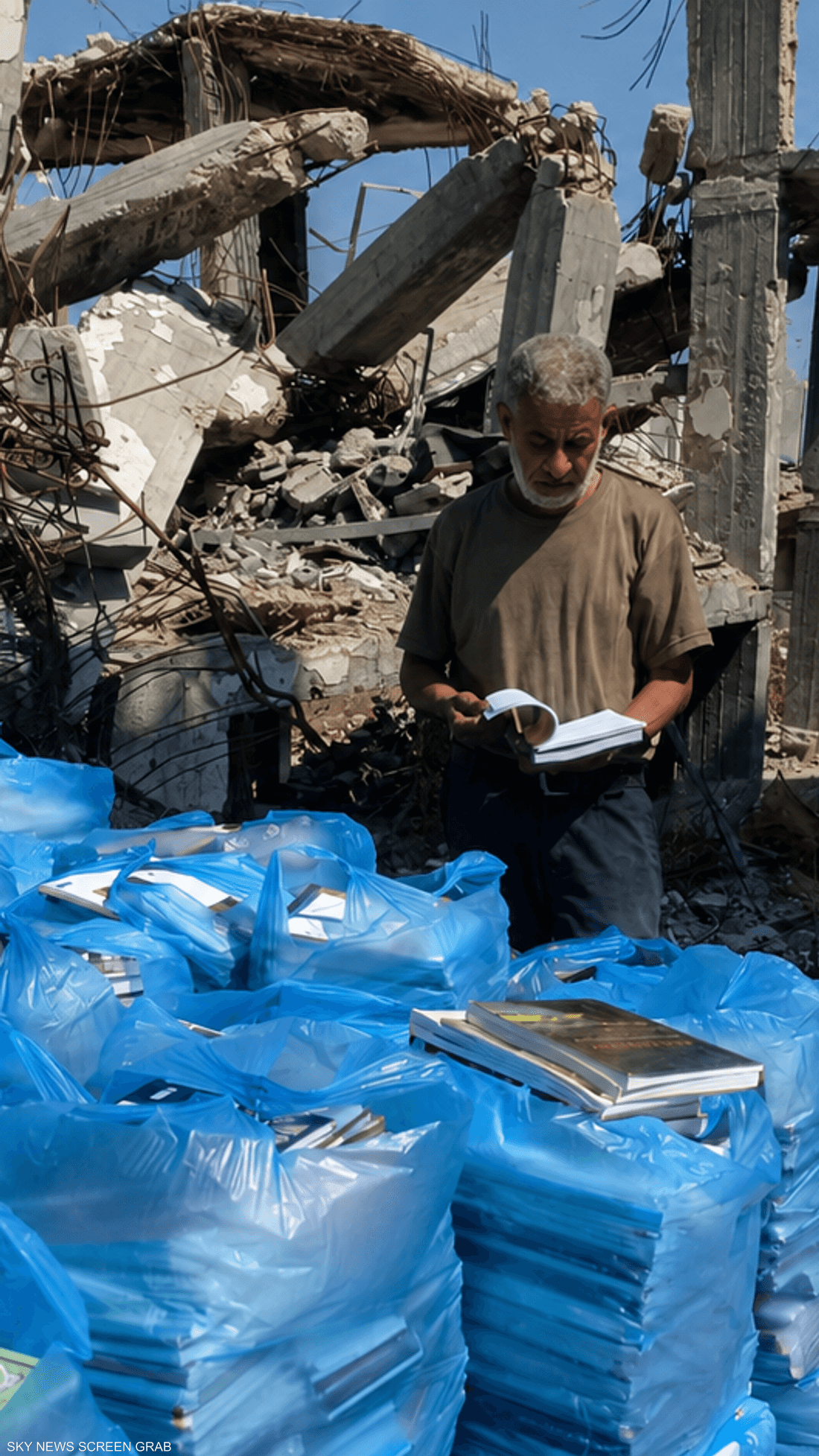 ينام بين 30 ألف كتاب.. حارس ذاكرة غزة