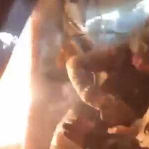 ألسنة اللهب على مسافة قريبة جدا من الجنود الروس