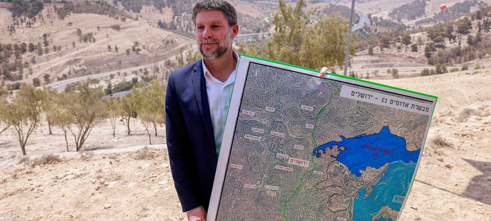 سموتريتش يحمل خريطة لمنطقة قرب مستوطنة معاليه أدوميم