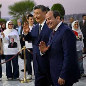 الرئيس المصري مستقبلا نظيره الصيني في مطار القاهرة الدولي