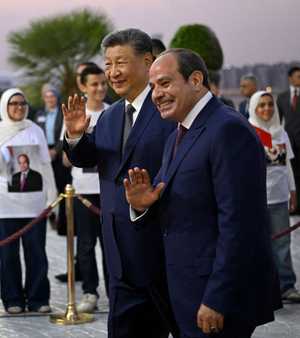الرئيس المصري مستقبلا نظيره الصيني في مطار القاهرة الدولي