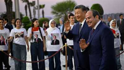 الرئيس المصري مستقبلا نظيره الصيني في مطار القاهرة الدولي