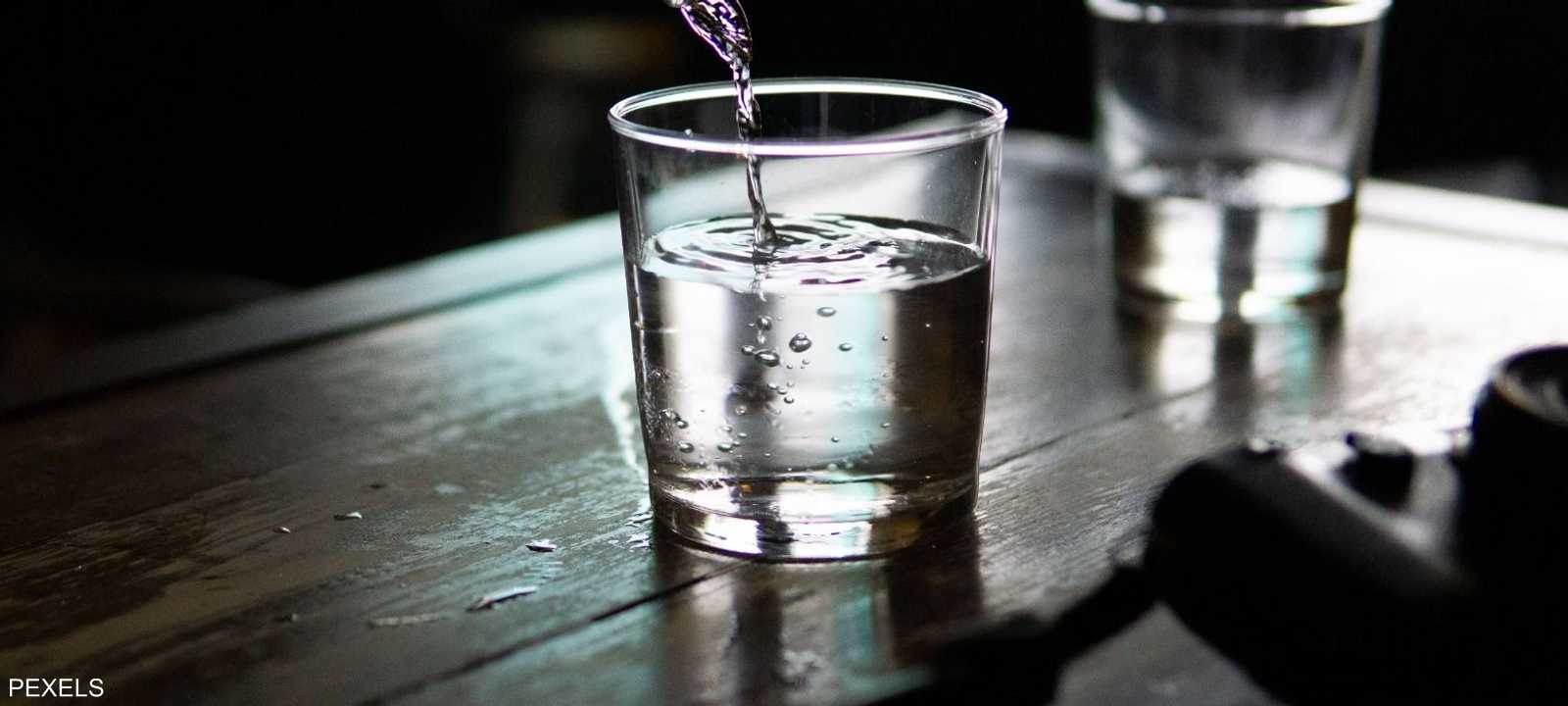يبدو الاستيقاظ ليلا بسبب العطش مشكلة عابرة